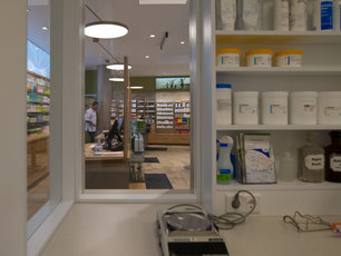 Die magistrale Zubereitung ermöglicht es, im apothekeneigenen Labor diverse Wirk- und Hilfsstoffe miteinander zu kombinieren. Die magistrale Zubereitung ermöglicht es, im apothekeneigenen Labor diverse Wirk- und Hilfsstoffe miteinander zu kombinieren.